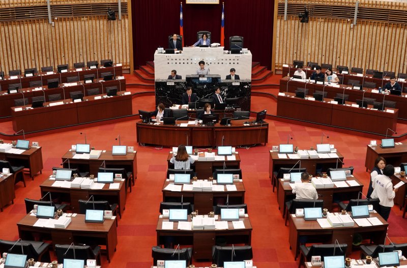 漾新聞｜高市議會三讀追加預算14.2億　免費營養午餐與敬老卡擴大服務拍板