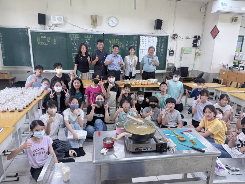 漾新聞| 鳳陽畢業生端出濃情咖哩　五星主廚與高餐大雙語力加持