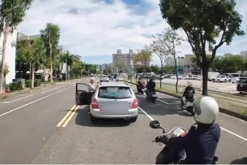 漾新聞｜車拋錨卡青年路中央　鳳警即刻推車化解驚險車流
