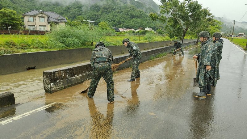 漾新聞|國軍與清潔隊投入災後環境整理