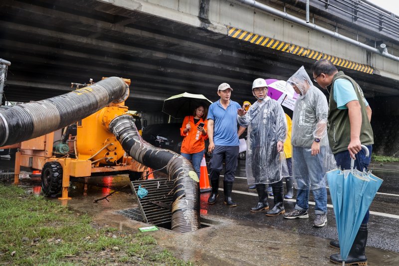 漾新聞｜豪雨不歇半天跑七行程　賴瑞隆視察高雄水情緊盯防災韌性