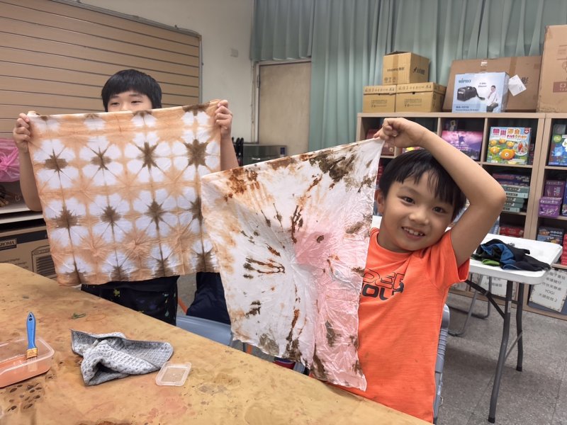 漾新聞｜腳下泥土變天然染料　林園國小暑期工藝營玩出土地美學