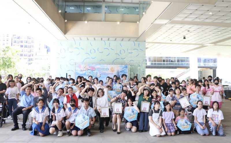 漾新聞｜高雄14校美術班粼光綻放　140件青春創作映照港都