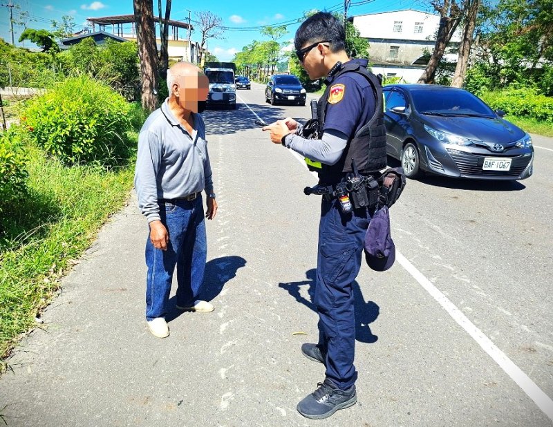 漾新聞|美濃警伸援老翁排除困境