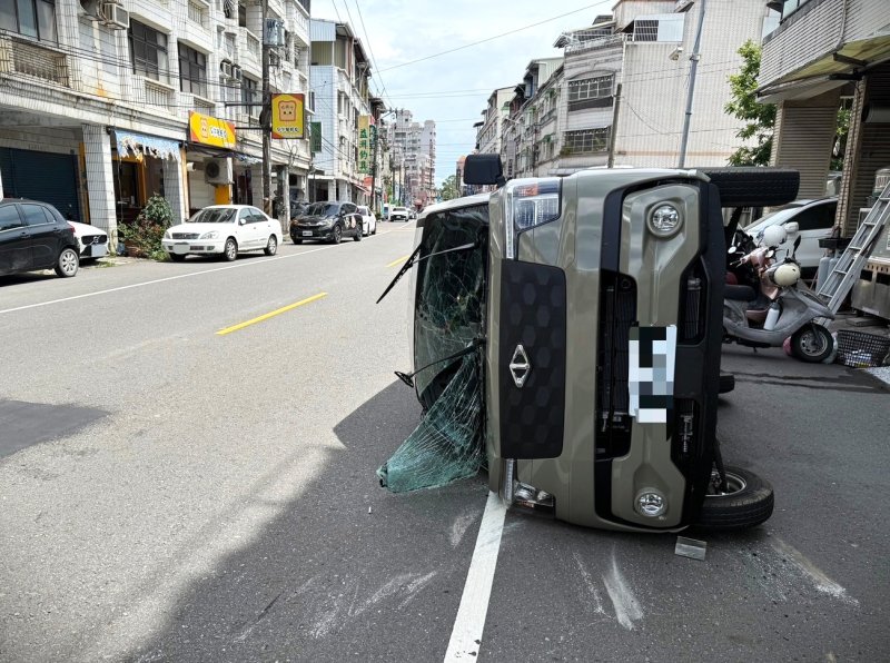 漾新聞|警查旗山中正路車輛擦撞翻覆原因