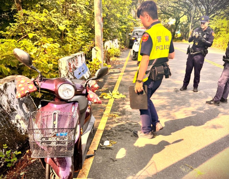 漾新聞|女騎士自撞燈桿落溝送醫搶救不治