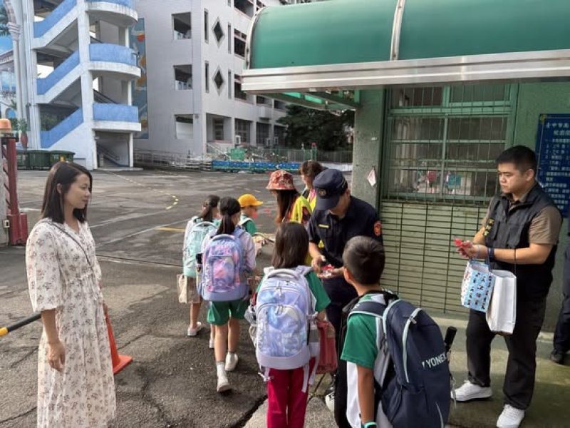 漾新聞｜開學首日中警三分局暖心護童　鄭又銘到信義國小送「安全哨」守護學童通學路