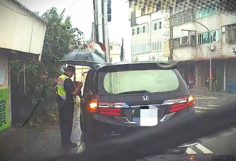 漾新聞|旗山警伸援助路口突故障車輛脫困