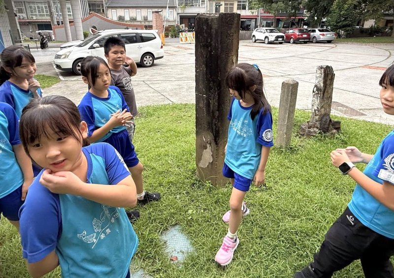 美濃國小內美濃林豐山家族題名柱