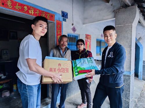 圖／妤果執行長王宗慶（右1）秉持取之社會、用之社會精神，每年都親自領軍將物資送至弱勢家戶。