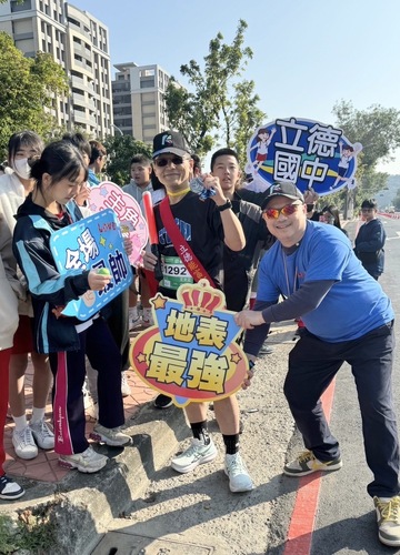 漾新聞｜立德國中熱情助陣 高雄馬拉松暖心加油