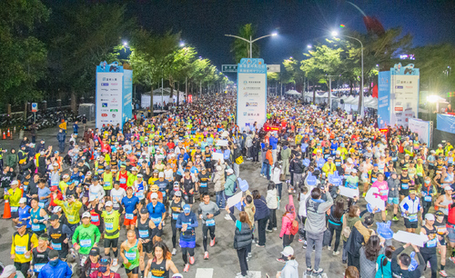 .「2025高雄富邦馬拉松」全程馬拉松起跑