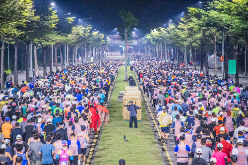 .「2025高雄富邦馬拉松」全程馬拉松起跑