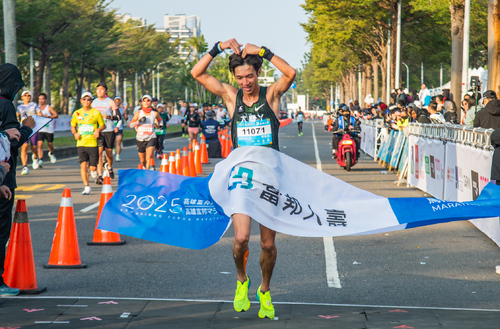 國內全馬男子組第一名由林秋杰破個人最佳紀錄勇奪寶座