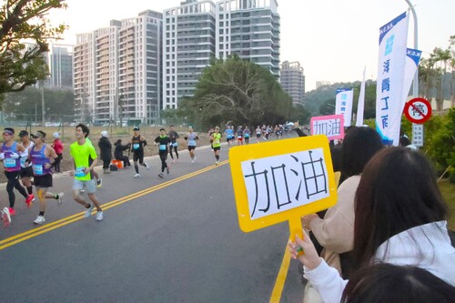 沿路的城市啦啦隊為跑者加油吶喊