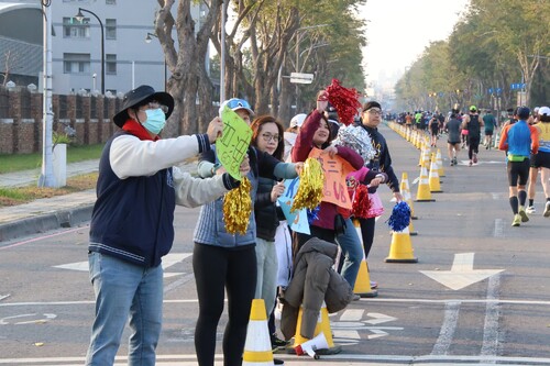 沿路的城市啦啦隊為跑者加油吶喊