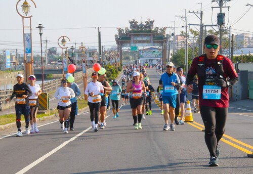 跑者行經高雄著名地標-蚵子寮通安宮牌樓