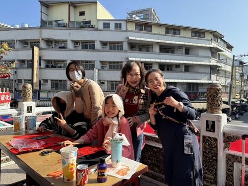 漾新聞|不用名家，學生也可以！燕巢國中學生社區寫春聯共寫了2刀的紙 好受歡迎！