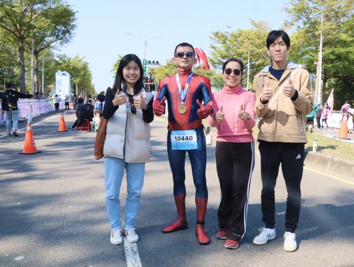 翠屏國中小黃景良校長（左二）挑戰人生百馬成功，太太後勁國中總務主任林美鈴（右二）與一雙兒女都到場分享父親的喜悅。