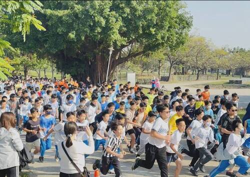 漾新聞|新甲國小衛武營路跑 挑戰2.5公里啟發水資源保護與健康生活