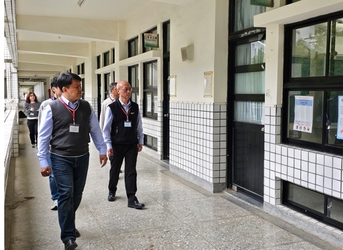 國立高雄大學負責學測高雄三考區試務，  高雄大學校長陳啓仁（前排左）擔任三考區主任  輪流巡視三個分區，感謝試務人員犧牲假日支援辛勞。