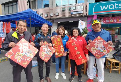 漾新聞|大揚文教寒冬送暖贈春聯 議員、老里長與插畫家里長都揮毫民眾不肯散去