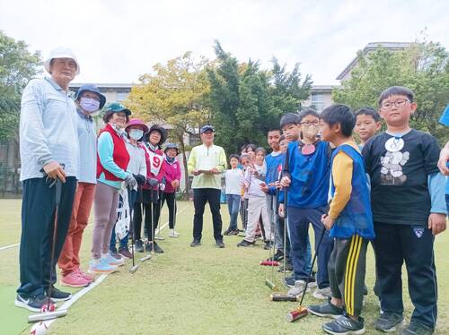 漾新聞|永安國小學童以槌球會友 青銀同場競技展現跨世代活力