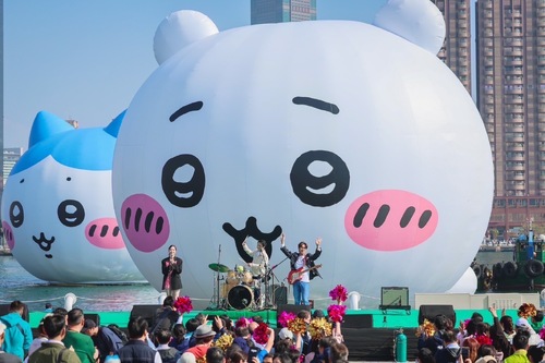 吉伊卡哇三位小可愛首次來到高雄港灣，吸引人潮。