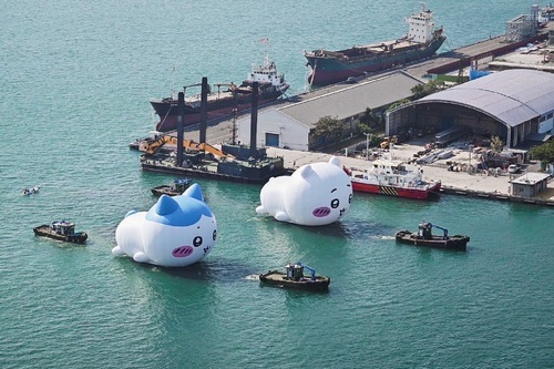 吉伊卡哇三位小可愛首次來到高雄港灣，吸引人潮。