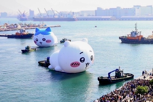 吉伊卡哇三位小可愛首次來到高雄港灣，吸引人潮。