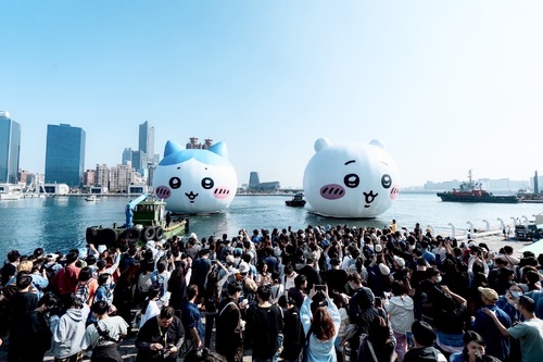 吉伊卡哇三位小可愛首次來到高雄港灣，吸引人潮。