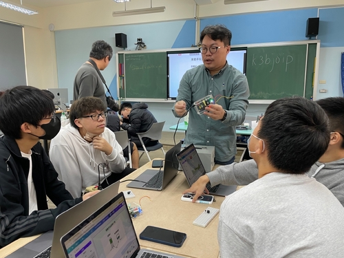 漾新聞|三民高中寒假半導體營隊 全市高校生探索電晶體奧秘