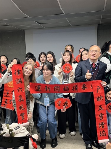 漾新聞|百年雄女法國教育參訪初體驗 贈斗方春聯異鄉共度台灣新年