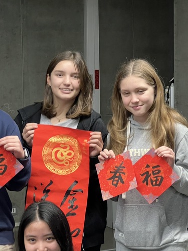 百年雄女法國教育參訪初體驗 贈斗方春聯異鄉共度台灣新年