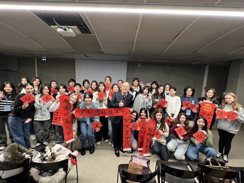 百年雄女法國教育參訪初體驗 贈斗方春聯異鄉共度台灣新年