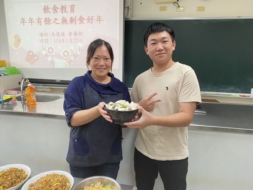 學生說明每道年菜的意義，與地方的連結。