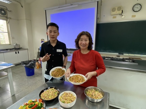 學生說明每道年菜的意義，與地方的連結。