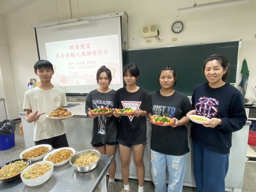 學生說明每道年菜的意義，與地方的連結。