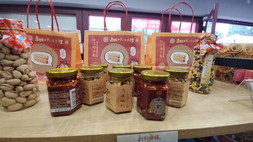 圖／用在地食材與意象包裝設計，打狗餅舖賣的不只是餅，還有創意與高雄在地文化。（記者陳雯萍攝）