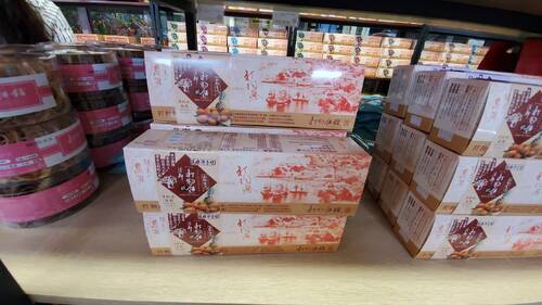 圖／用在地食材與意象包裝設計，打狗餅舖賣的不只是餅，還有創意與高雄在地文化。（記者陳雯萍攝）