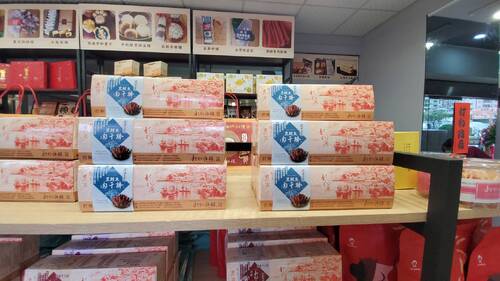 圖／用在地食材與意象包裝設計，打狗餅舖賣的不只是餅，還有創意與高雄在地文化。（記者陳雯萍攝）