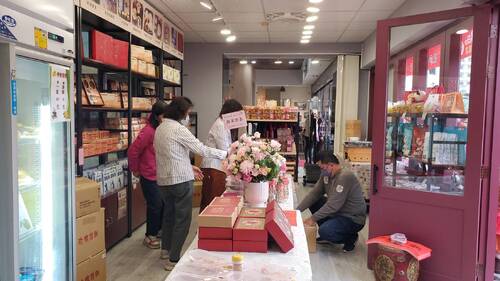 圖／用在地食材與意象包裝設計，打狗餅舖賣的不只是餅，還有創意與高雄在地文化。（記者陳雯萍攝）