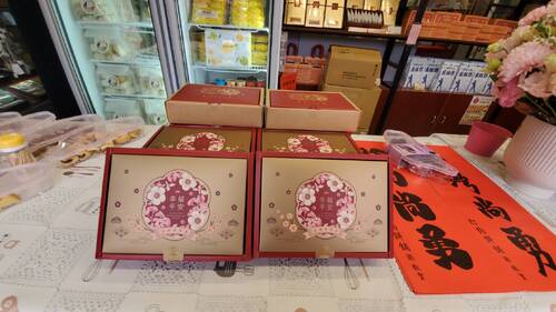 圖／用在地食材與意象包裝設計，打狗餅舖賣的不只是餅，還有創意與高雄在地文化。（記者陳雯萍攝）