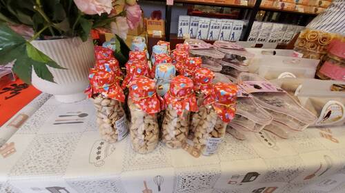 圖／用在地食材與意象包裝設計，打狗餅舖賣的不只是餅，還有創意與高雄在地文化。（記者陳雯萍攝）