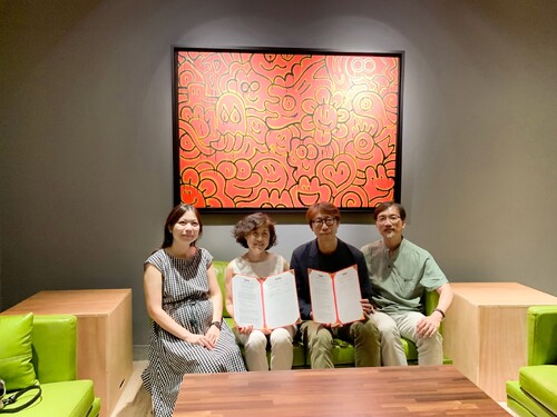 國立中山大學藝術管理與創業研究所所長謝榮峯（右二）與FACP亞洲文化推展聯盟主席、臺中國家歌劇院邱瑗總監（左二）簽署合作協定。