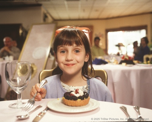 2025高雄春藝 《小魔女-瑪蒂達》電影交響草地音樂會3/8-9高美館草坡演出。（圖／高雄市政府文化局  財團法人高雄市愛樂文化藝術基金會提供）