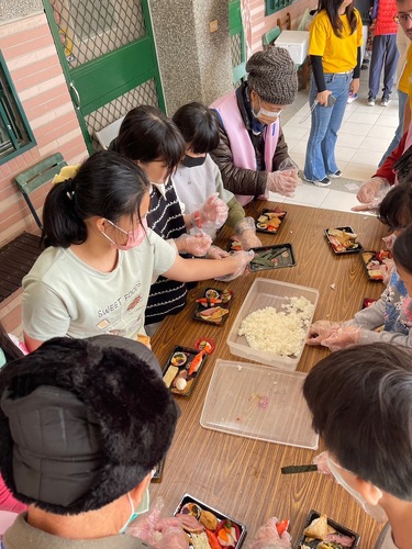 燕巢國中雙語冬令營邀長輩手作壽司敬老尊賢