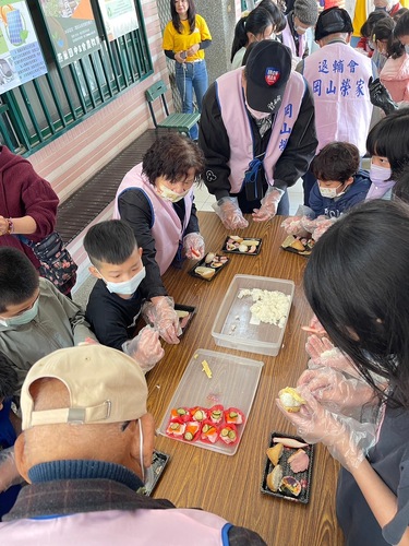 燕巢國中雙語冬令營邀長輩手作壽司敬老尊賢