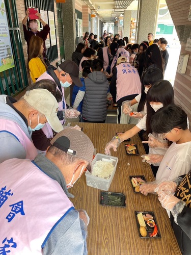 燕巢國中雙語冬令營邀長輩手作壽司敬老尊賢