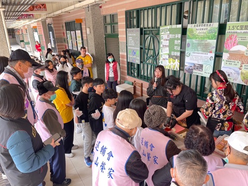 燕巢國中雙語冬令營邀長輩手作壽司敬老尊賢